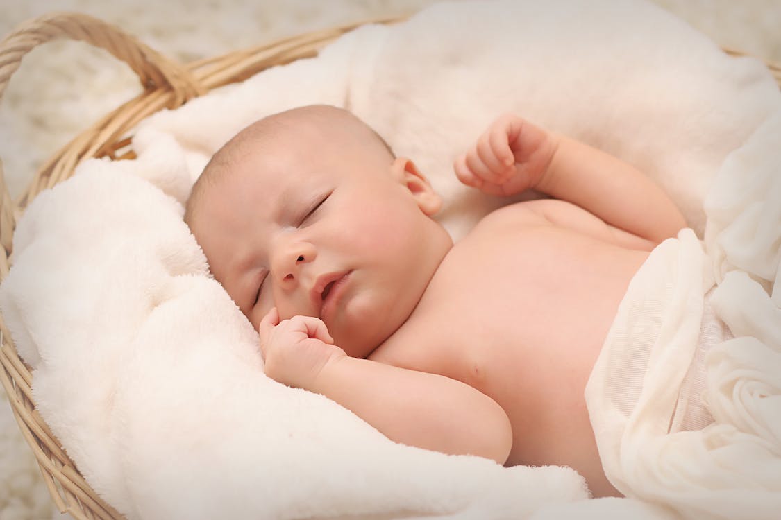 婴幼儿智力发育有哪些规律？,免费 婴儿睡在白棉 素材图片,第4张