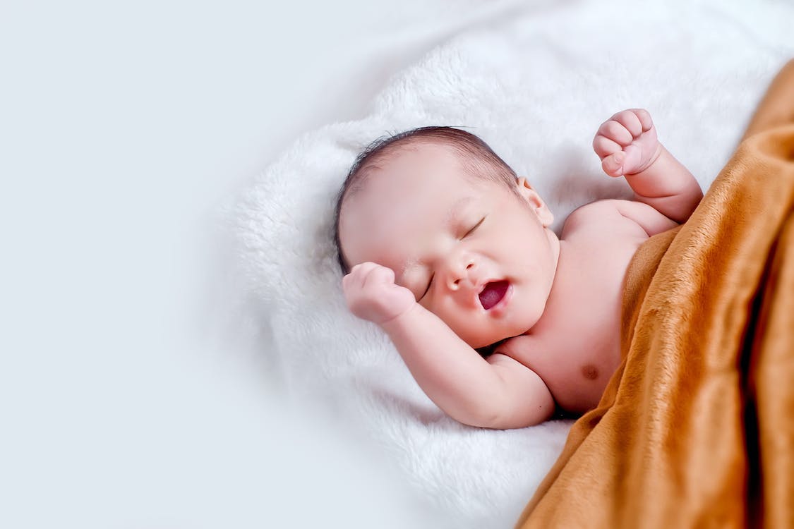 什么是宝宝的认知能力？,免费 婴儿躺在白色的皮毛与棕色毯子 素材图片,第1张